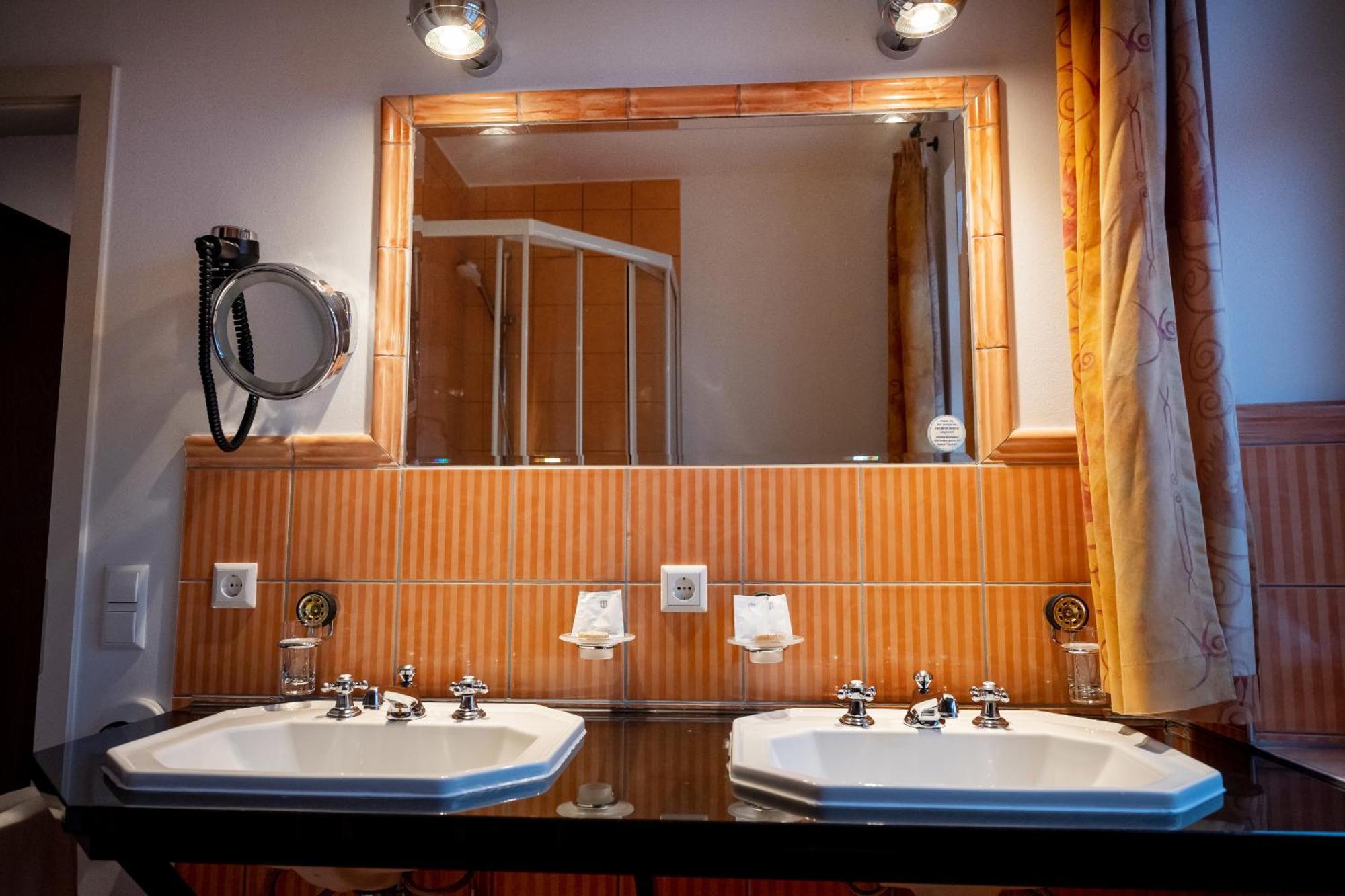Motorworld Inn Warthausen Екстериор снимка